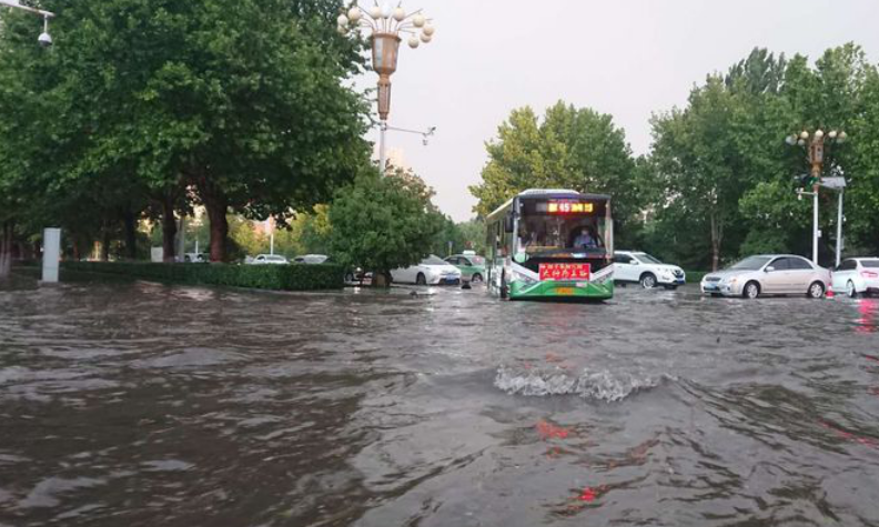 邯鄲公交：大雨滂沱 公交早有準備