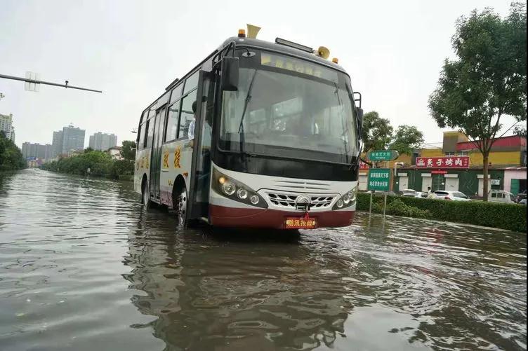 邯鄲公交：?jiǎn)?dòng)應(yīng)急指揮救援車！暴雨中，他們是最溫情的路標(biāo)