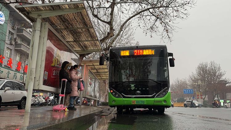 雨雪天氣，邯鄲公交暖人也暖心！